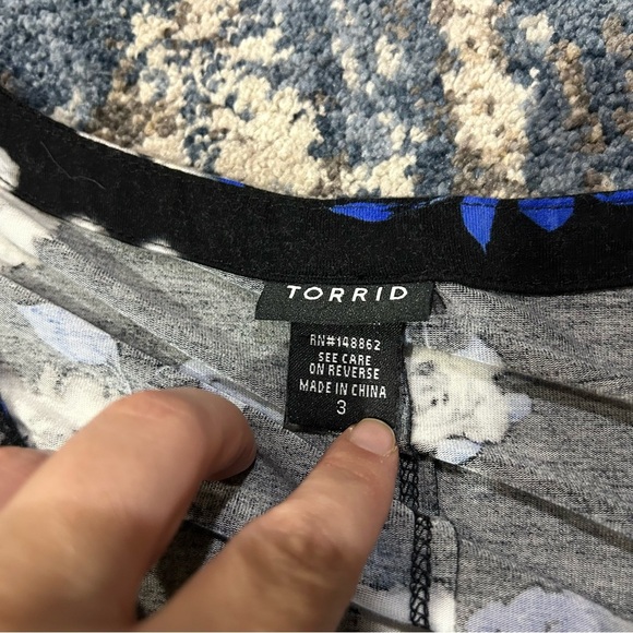 Torrid Black White & Blue Floral V-Neck Short Sleeve Blouse Size 3X - Picture 8 of 12